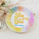 Plato De Papel DONNA Retro Font Tie Dye Pool Fiesta Cumpleaños<br><div class="desc">La Donna Collection presenta un divertido fondo de color de corbata con una combinación de fuentes retro. Esta colección es perfecta para un colorido evento de cumpleaños.</div>