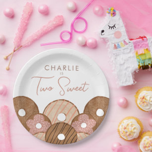 Plato De Papel Dos dulces Chicas se niegan a cumplir el cumpleaño