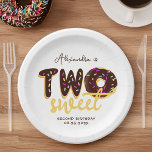 Plato De Papel Dos dulces chocolates donut segundo cumpleaños<br><div class="desc">Por un segundo cumpleaños con el tema Dos dulces / donuts / dulces. Las letras de DOS están cubiertas de heladas de chocolate con rociadores de colores. El O es un donut cubierto de chocolate. Con eso, la palabra "dulce" está escrita en un guión de escritura a mano beige. Encima...</div>