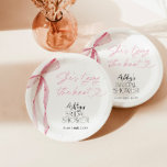 Plato De Papel Ducha de novia rosada, ducha de novia elegante<br><div class="desc">Estas placas de papel de ducha de flores rosadas Bow Bridal cuentan con una elegante proa rosa para decorar su ducha de novia rosa o brunch de novia. Estas servilletas son un hermoso toque a tu ducha de novia con nuestra decoración de ducha de novia Rubor Pink Bow She's Tying...</div>