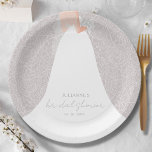 Plato De Papel Ducha nupcial elegante<br><div class="desc">Una novia vestida con su boda sobre una rosa blanca sobre un suave gris lila (o cualquier color),  se suma a la decoración de la ducha de novia. COINCIDIENDO con los artículos de nuestra tienda.</div>