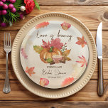 Plato De Papel El amor se está gestando otoño ducha de novia<br><div class="desc">El amor se está preparando otoño ducha de novia monogramada de placas de papel personalizadas,  calabaza de color de agua especias de canela taza de té hojas de arce,  fondo marrón para otoño temática ducha de novia decoración de mesa personalizada placas de papel nombre personalizadas.</div>