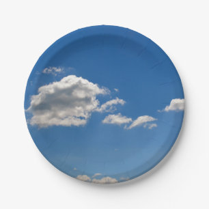 Plato De Papel El cielo es azul y las nubes blancas están pasando