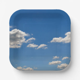 Plato De Papel El cielo es azul y las nubes blancas están pasando