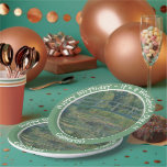 Plato De Papel El estanque de lirio de agua de Monet y los Fiesta<br><div class="desc">Esta es una de sus famosas pinturas de su jardín acuático en su casa en Giverny. Claude Monet (1840-1826) fue uno de los fundadores del movimiento impresionista francés. Tal vez sea más conocido por sus pinturas de lirios y agua. El término impresionismo deriva del título de su pintura "Impresión, Amanecer"....</div>