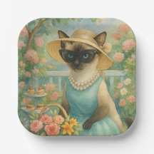 El gato está en un hermoso jardín