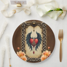 Elegancia celta con corazón y alas.