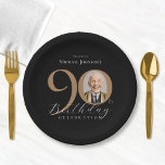 Plato De Papel Elegante Black Gold Photo 90th Birthday Party<br><div class="desc">Elegante Black Gold Photo 90th Birthday Party Paper Plates . Celebra un cumpleaños histórico con nuestro elegante diseño negro y dorado, perfecto para añadir un toque de sofisticación a tu día especial. Este diseño de personalizable presenta un elegante fondo negro adornado con elegantes acentos dorados que le confieren un aspecto...</div>