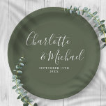Plato De Papel Elegante Boda de color verde oliva con guión de fi<br><div class="desc">Elegante guion de marca de boda de color verde oliva con platos personalizados con nombres de estilo de firma y su fecha especial de boda. Diseñado por Thisisnotme©</div>