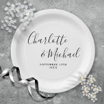 Plato De Papel Elegante Boda de escritura de firma en blanco y ne<br><div class="desc">Elegantes placas de papel boda en blanco y negro personalizadas con nombres de estilo y su fecha especial de boda. Diseñado por Thisisnotme©</div>