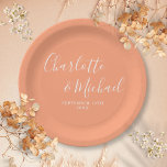 Plato De Papel Elegante Boda de imprenta de escritura de firma<br><div class="desc">Elegantes platos de papel boda de melocotón con firma personalizada con nombres de estilo y su fecha especial de boda. Diseñado por Thisisnotme©</div>
