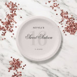 Plato De Papel Elegante dulce rosa de lujo 16<br><div class="desc">Eleva tu celebración con nuestros lujosos platos de papel Sweet 16. Presentando "Sweet Sixteen" (Dieciséis Dulces) en un guión elegante que sobrepone el número 16 en un alto y sofisticado tipo de letra serif, estos platos le dan un toque de elegancia a su día especial. Perfecto para un evento refinado...</div>