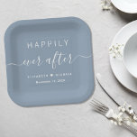 Plato De Papel Elegante, feliz por siempre después de un Boda azu<br><div class="desc">Elegantes platos de papel azul polvoriento para la recepción de tu boda, fiestas de compromiso, cena de ensayo, duchas de parejas y otras celebraciones bodas con "Feliz eterno después" en una simple tipografía blanca y un guión blanco de moda con toques, tus nombres unidos por un corazón y tu fecha...</div>