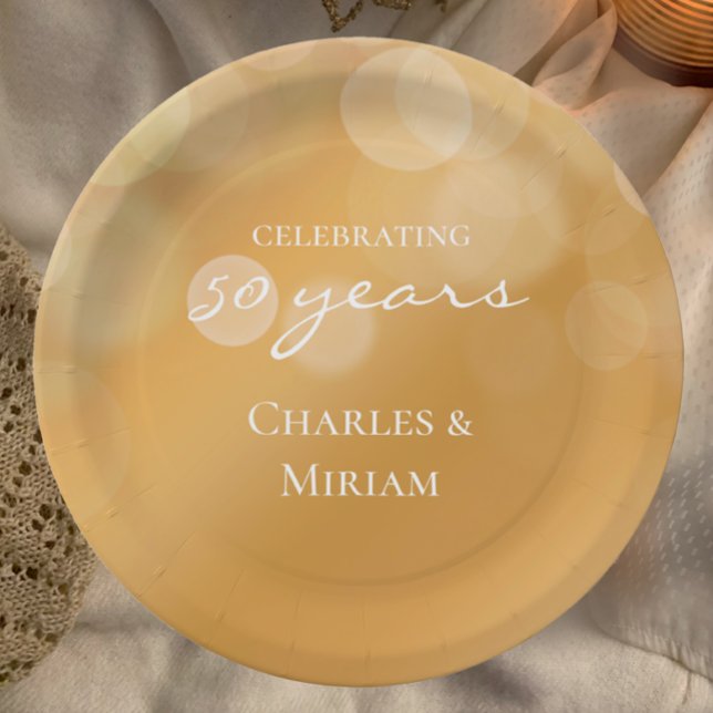 Plato De Papel Elegante Fiesta de Aniversario Dorado 50 (Personalize with couples names these golden 50th wedding anniversary party paper plates.
)