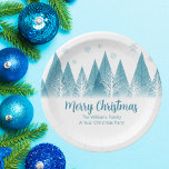 Plato De Papel Elegante Fiesta de Navidades familiares anuales de<br><div class="desc">Una elegante hilera de abetos de invierno y copos de nieve sobre tu guión personalizado de Feliz Navidad y tu apellido familiar en azul bonito debajo del bosque lleno de nieve. Platos modernos de papel de fiesta familiar de vacaciones anuales con su mensaje personalizado.</div>