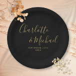 Plato De Papel Elegante Firma Script Negro Y Boda De Oro<br><div class="desc">Elegantes placas de papel negro y boda dorado personalizadas con nombres de estilo y su fecha especial de boda. Diseñado por Thisisnotme©</div>