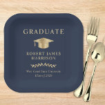 Plato De Papel Elegante Grad Cap Blue Gold Graduation Party<br><div class="desc">Elegantes platos de papel para la fiesta de graduación de color azul oscuro con una gorra de grado dorado,  "Graduado" y el nombre del graduado,  curso escolar y curso de clase en tipografía clásica de la sierra.</div>