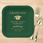 Plato De Papel Elegante Grad Cap Green Gold Graduation Party<br><div class="desc">Elegantes platos de papel verde para la graduación con una gorra dorada,  "Graduado" y el nombre del graduado,  la escuela y el curso de clase en la tipografía clásica de los serif.</div>