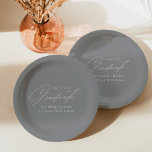 Plato De Papel Elegante Graduación Gris Minimalista<br><div class="desc">Elegantes placas de papel para graduación con "Graduado" exhibidas en un hermoso guión blanco con un fondo gris. Personalice las matrículas agregando el nombre del graduado, el nombre de la escuela y el año de graduación. Las placas personalizadas de papel para la graduación son perfectas tanto para fiestas de bachillerato...</div>