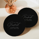 Plato De Papel Elegante graduación Minimalista en blanco y negro<br><div class="desc">Elegantes placas de papel de graduación con "Graduado" exhibidas en un hermoso guión blanco con un fondo negro. Personalice las matrículas agregando el nombre del graduado, el nombre de la escuela y el año de graduación. Las placas personalizadas de papel para la graduación son perfectas tanto para fiestas de bachillerato...</div>