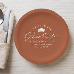 Plato De Papel Elegante guión de terracota vitorea al graduado<br><div class="desc">Elegantes platos de papel de graduación con una gorra de graduación con la frase "Saludos al graduado" en un guión de caligrafía blanca sobre un fondo de terracota. Personalice las placas modernas de papel para graduación con el nombre del graduado, el nombre de la escuela y el año de graduación....</div>