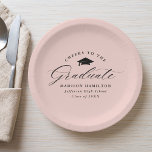 Plato De Papel Elegante guión de vitoreo rosa Rubor al graduado<br><div class="desc">Elegantes platos de papel para graduación con una gorra de graduación con la frase "Saludos al graduado" en un guión de caligrafía negra con un fondo rosa rubor. Personalice las placas modernas de papel para graduación con el nombre del graduado, el nombre de la escuela y el año de graduación....</div>