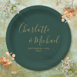 Plato De Papel Elegante Guión Verde Esmeralda Y Boda De Oro<br><div class="desc">Elegantes platos de papel de color verde esmeralda y boda dorado personalizados con nombres de estilo y su fecha especial de boda. Diseñado por Thisisnotme©</div>