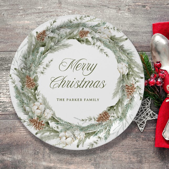 Plato De Papel Elegante guirnalda de pino y vegetación | Feliz Na (A classic and elegant Christmas pine wreath decorates these paper plates)
