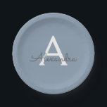 Plato De Papel Elegante Monograma moderno Minimalista azul turbio<br><div class="desc">Presentamos nuestra Dusty Blue Minimalista Monogram Elegant Collection: Eleva tu estilo con sofisticación y encanto intemporal. Nuestra colección presenta diseños minimalistas en un suave y polvoriento matiz azul, realzados con elegantes monogramas adaptados a su gusto personal. Desde la papelería refinada hasta los accesorios versátiles, cada pieza de nuestra colección está...</div>