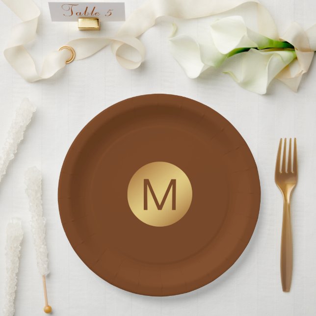 Plato De Papel Elegante nombre inicial de Brown y Gold (Boda)