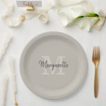Plato De Papel Elegante nombre neutro y monograma inicial<br><div class="desc">Elegante nombre neutro y monograma inicial elegante fiesta de soltera, fiesta de cumpleaños o cualquier fiesta personalizado imaginable que se puede personalizar con su nombre inicial y de pila. El color de fondo también se puede personalizar para que coincida con la decoración deseada. Pulse el botón personalizar para cambiar los...</div>