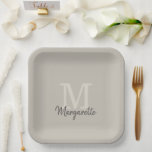 Plato De Papel Elegante nombre neutro y monograma inicial<br><div class="desc">Elegante nombre neutro y monograma inicial elegante fiesta de soltera, fiesta de cumpleaños o cualquier fiesta personalizado imaginable que se puede personalizar con su nombre inicial y de pila. El color de fondo también se puede personalizar para que coincida con la decoración deseada. Pulse el botón personalizar para cambiar los...</div>