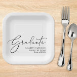 Plato De Papel Elegante Partido de Graduación de Guiones<br><div class="desc">Elegantes platos blancos de papel para la fiesta de graduación con "Graduado" en un guión moderno de moda y el nombre del graduado,  escuela y año de clase en una simple tipografía.</div>