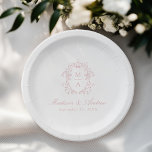 Plato De Papel Elegante Rosa Chinoiserie Monograma Escudo Boda<br><div class="desc">Añada un toque romántico y personalizado a su recepción de bodas, fiesta de compromiso, ducha de pareja o cena de ensayo con platos de papel estilo victoriano elegante Rosa chino rosado. Los elegantes platos de papel para bodas cuentan con un intrincado escudo de chinoiserie rosa polvoriento que rodea las iniciales...</div>