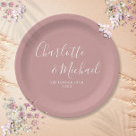Plato De Papel Elegante Rosa  de escritura de firma Dusty Boda<br><div class="desc">Elegantes platos de papel rosa polvoriento de boda de firma personalizada con nombres de estilo y su fecha especial de boda. Diseñado por Thisisnotme©</div>