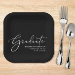Plato De Papel Elegante Script Black Graduation Party<br><div class="desc">Elegantes platos de papel de la fiesta de graduación negra con "Graduado" en una moda de escritura blanca moderna y el nombre del graduado,  la escuela y el año de clase en una simple tipografía blanca.</div>