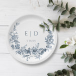Plato De Papel Elegante Wreath floral azul grabado con Monograma<br><div class="desc">Diseño clásico y elegante con una flor floral azul grabada de inspiración vintage que rodea el monograma y fecha boda de la novia y el novio.</div>
