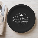 Plato De Papel Elegantes vítores blancos y negros al graduado<br><div class="desc">Elegantes platos de papel para graduación con una gorra de graduación con la frase "Saludos al graduado" en un guión de caligrafía blanca sobre un fondo negro. Personalice las placas modernas de papel para graduación con el nombre del graduado, el nombre de la escuela y el año de graduación. Las...</div>