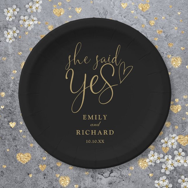 Plato De Papel Ella dijo que sí fiesta de compromiso negra y dora (She Said Yes Engagement Party Black And Gold Paper Plates)