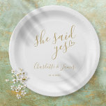 Plato De Papel Ella Dijo Que Sí Partido De Compromiso, Corazón De<br><div class="desc">Estas elegantes placas de la fiesta de compromiso de oro "ella dijo que sí" se pueden personalizar con los detalles de la fiesta de compromiso. Diseñado por Thisisnotme©</div>