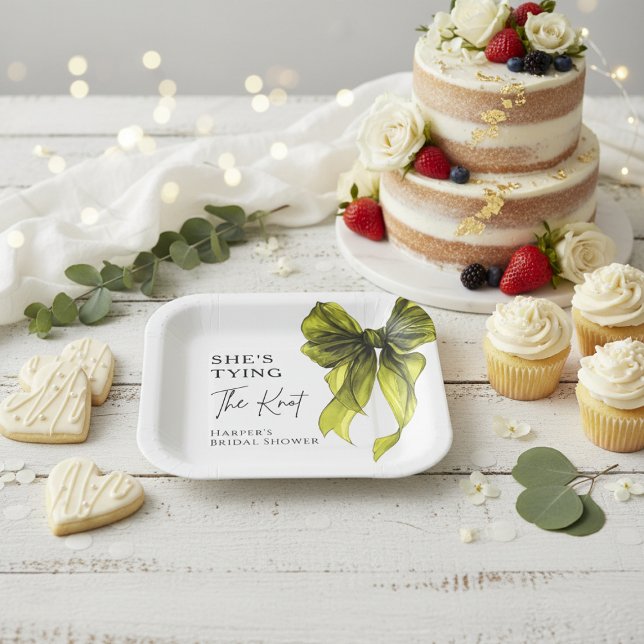 Plato De Papel Ella está Atando el Lazo de Bow Chartreuse Desayun (Subido por el creador)