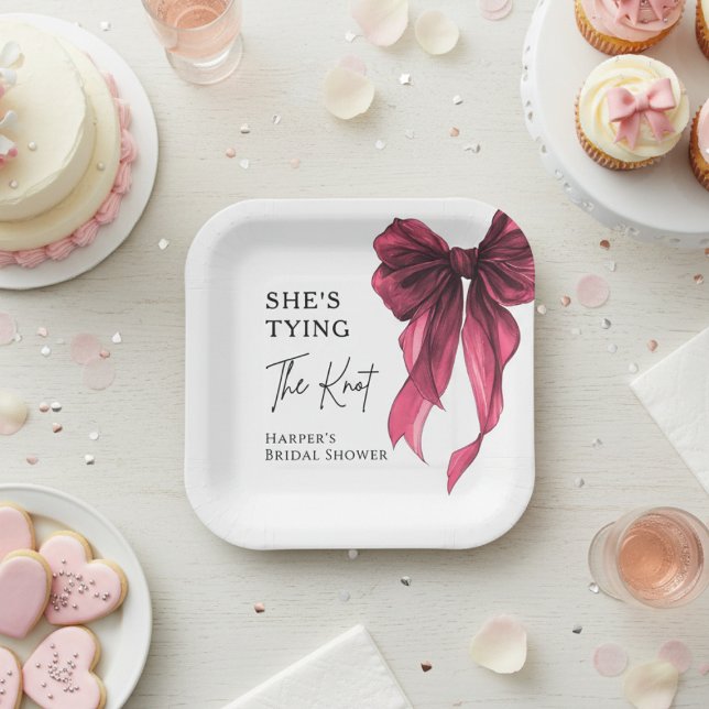 Plato De Papel Ella está atando el lazo rojo del brindis de la bo (Subido por el creador)