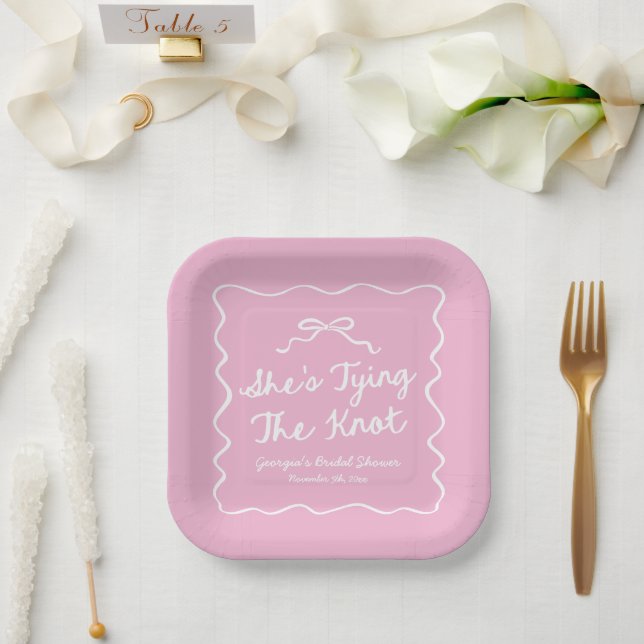 Plato De Papel Ella está atando el nudo de la hermosa ducha de no (Boda)