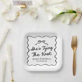 Plato De Papel Ella está atando el nudo de la hermosa ducha de no