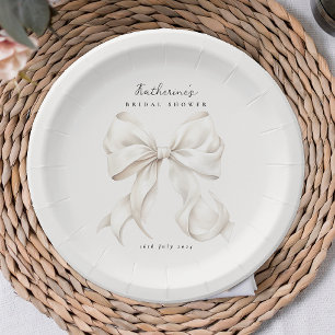 Plato De Papel Ella está atando el nudo lazo blanco