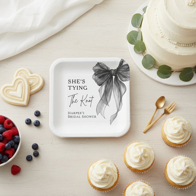 Plato De Papel Ella está Atando el Nudo Lazo Negro Despedida de s (Subido por el creador)