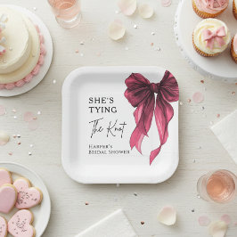 Plato De Papel Ella está Atando el Nudo Lazo Rojo Desfile de Novi