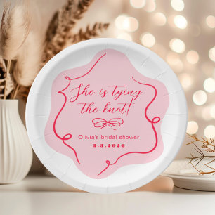 Plato De Papel Ella está atando el nudo retro ondulado rosado