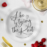 Plato De Papel Ella Está Atando La Ducha Bridal Knot<br><div class="desc">Un bonito y sencillo plato de papel personalizado para una ducha nupcial. Su elegante diseño caligráfico impresiona a sus huéspedes. Puede personalizar a cualquier color de su elección. Si necesita alguna personalización,  como cambiar el color,  póngase en contacto conmigo antes de comprar.</div>