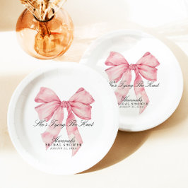 Plato De Papel Ella está atando las placas de papel rosadas de ar